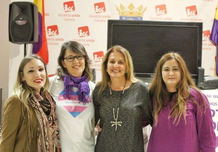 Esther González (Podemos) y Celeste Martel (Equo) con Sandra Jiménez  (Chrysallis. Asociación de Familias de Menores Trans) y Rita Cordero (A Tí, Mujer) durante un acto sobre feminismo (Foto TA)